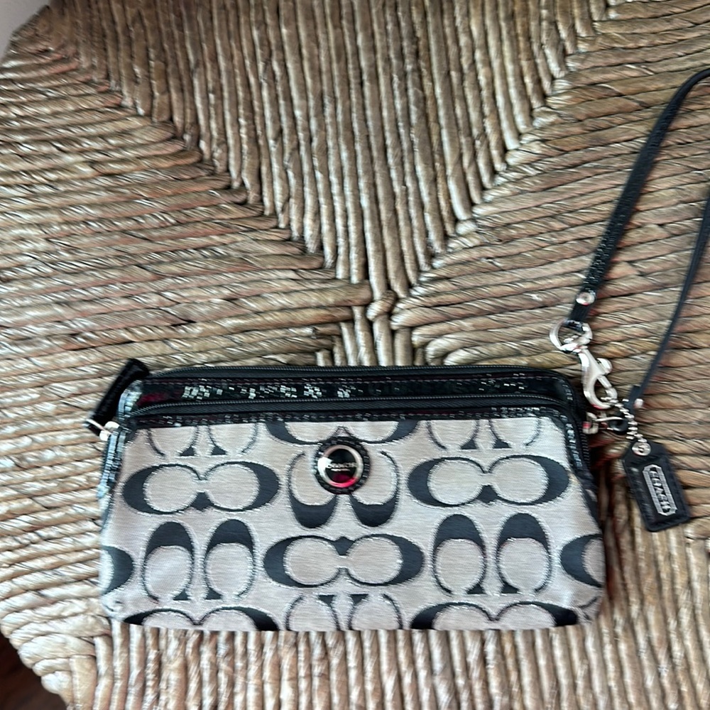 Coach wristlet like new color black, grey and silver